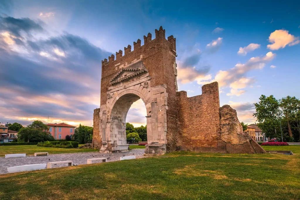 Arco di Augusto a Rimini, illuminato dalla luce del tramonto.