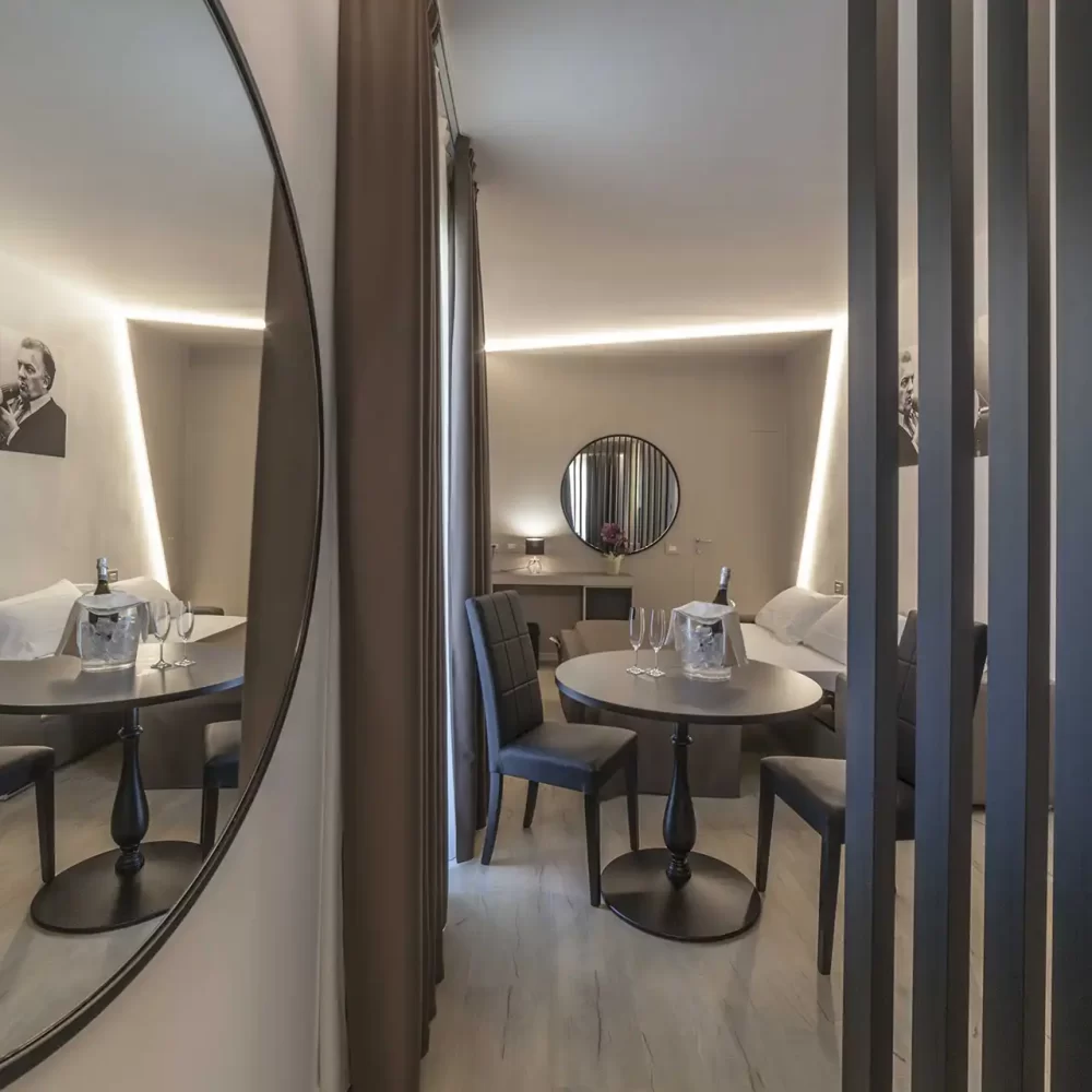 Sala moderna con tavolini, sedie e decorazioni eleganti.