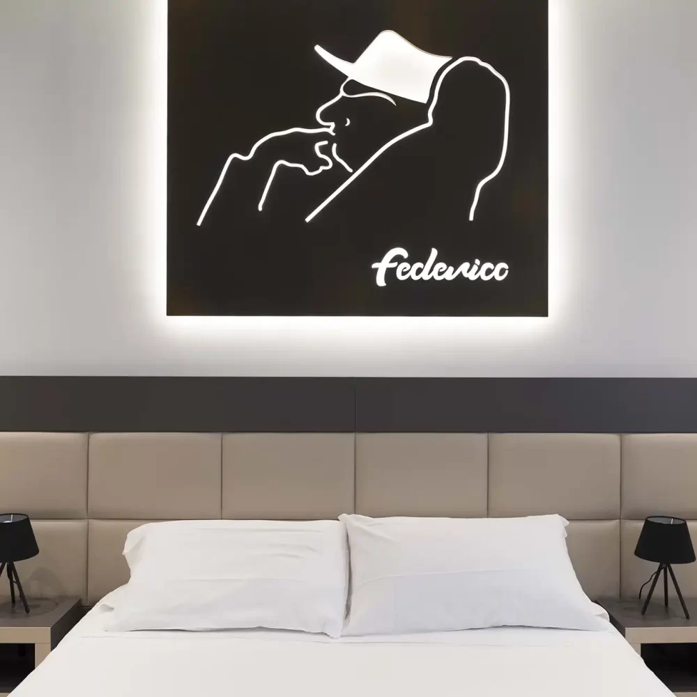 Camera da letto moderna con quadro minimalista luminoso sopra il letto.