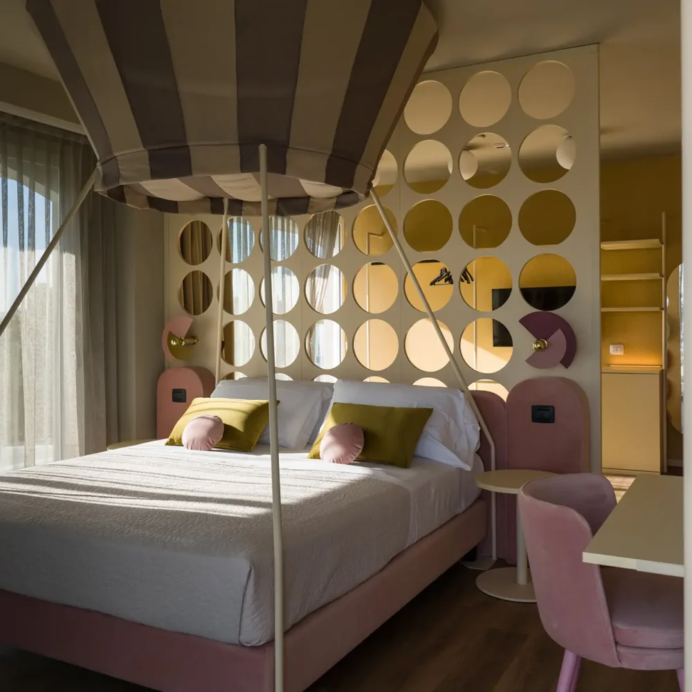 Camera da letto moderna con elementi di design colorati e finestra panoramica.