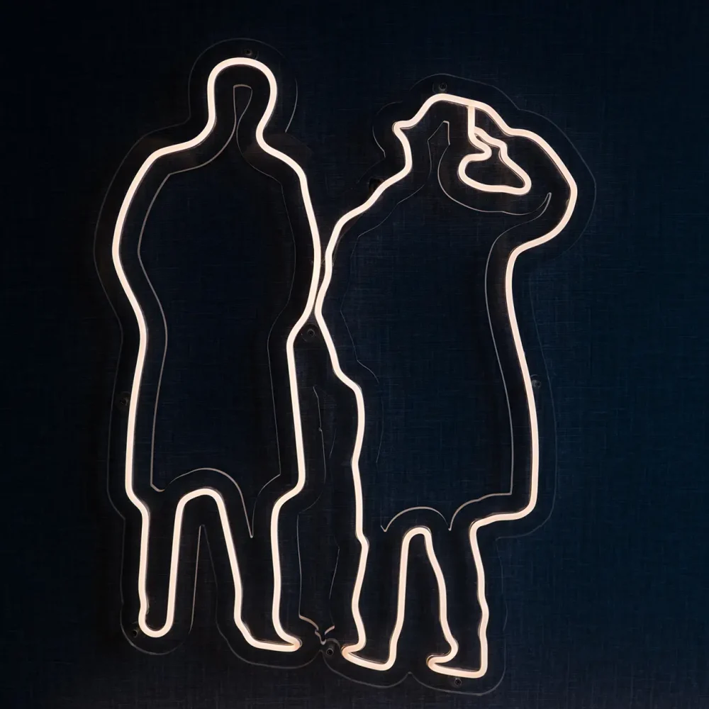 Contorno di due figure umane stilizzate illuminate su sfondo scuro.