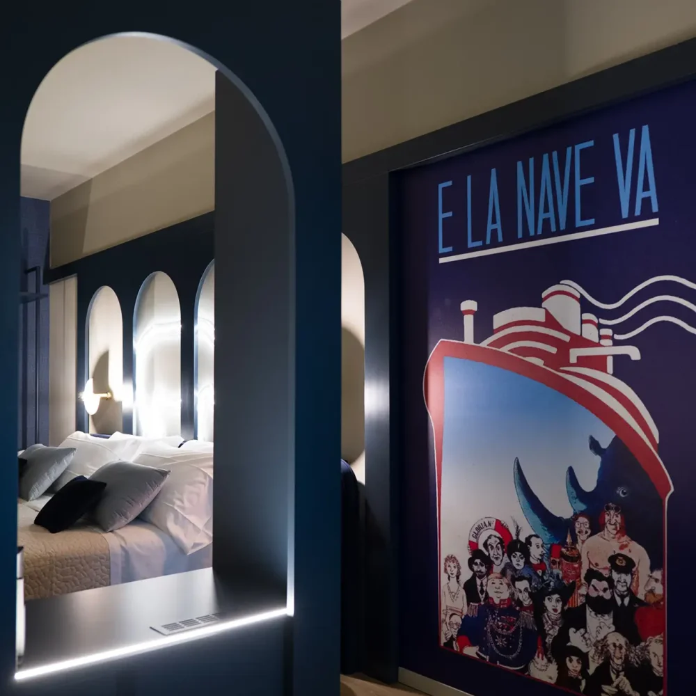 Una stanza ben arredata con un poster di "E la nave va" sulla parete.