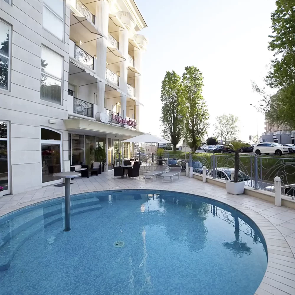 Piscina esterna accanto a un edificio moderno.