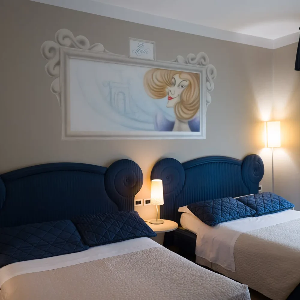 Camera d'albergo con due letti singoli e arredi eleganti.